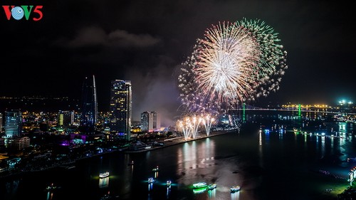 2017 Da Nang International Firework Festival kicks off - ảnh 1